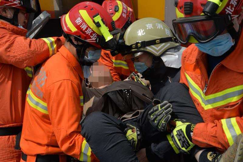 消防员|“我会不会死？”男子腹部被十余根钢筋贯穿，消防员医生联合救人