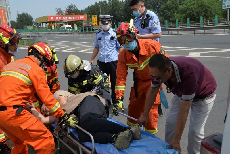 消防员|“我会不会死？”男子腹部被十余根钢筋贯穿，消防员医生联合救人