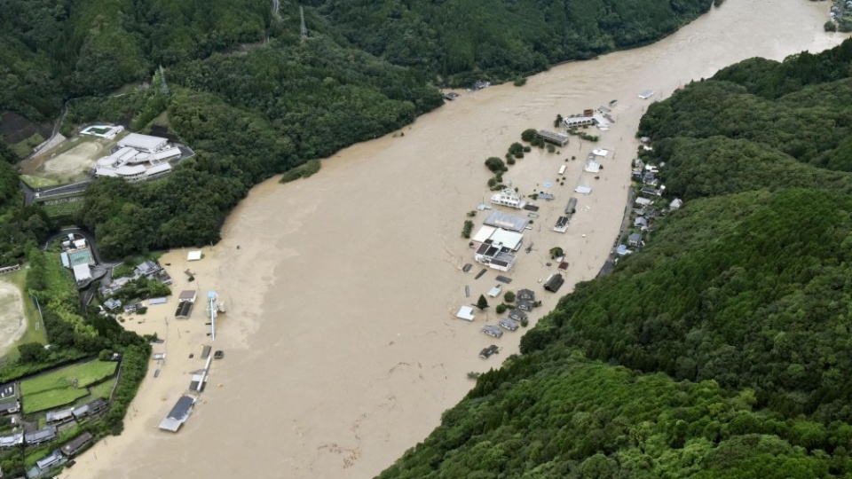 央视新闻客户端|日本熊本县暴雨造成大面积停电