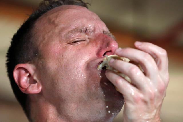 热狗|美国一男子10分钟吃下75只热狗，专家：有害无益！