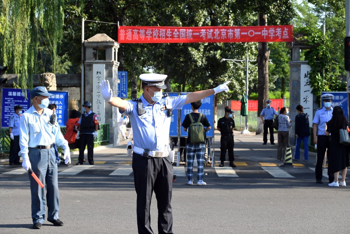 北京日报|有惊无险!送考车被追尾,民警急送考生安全抵达