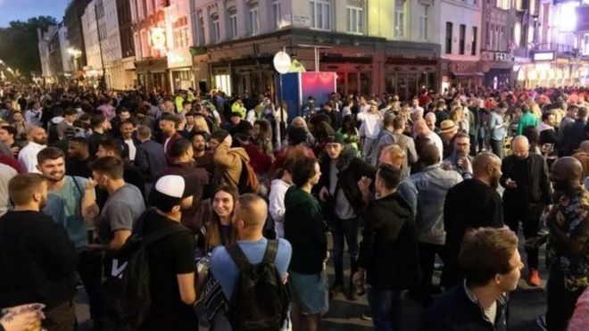 央视新闻|因顾客被检测出感染新冠肺炎 英国数家酒吧重新开业后再次关闭