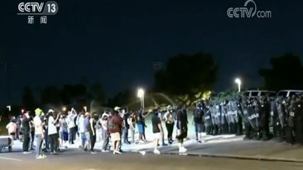 央视新闻|美亚利桑那州警察开枪致人死亡 引发抗议