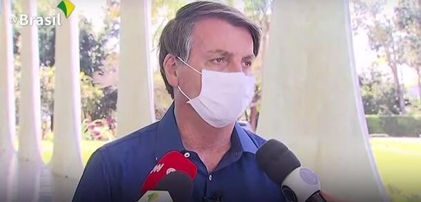 口罩|博索纳罗采访时自曝阳性，接着当着记者面摘下口罩：让你们看看我的脸，我很好