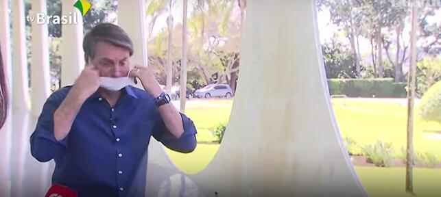 口罩|博索纳罗采访时自曝阳性，接着当着记者面摘下口罩：让你们看看我的脸，我很好