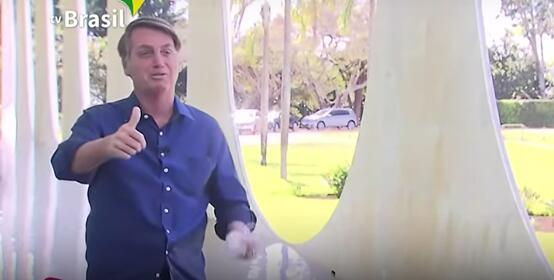 口罩|博索纳罗采访时自曝阳性，接着当着记者面摘下口罩：让你们看看我的脸，我很好