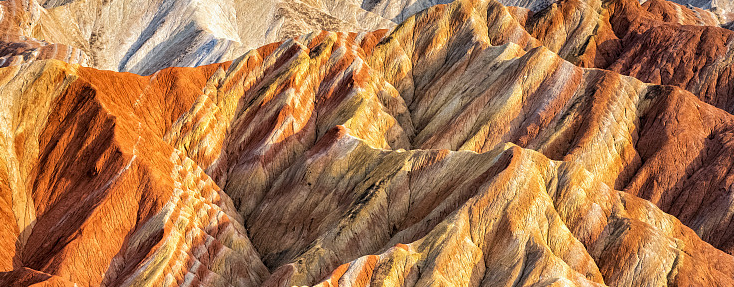 丹霞地貌|一脚“亿年”!百万粉丝博主竟随意踩踏...网友大怒!警方介入