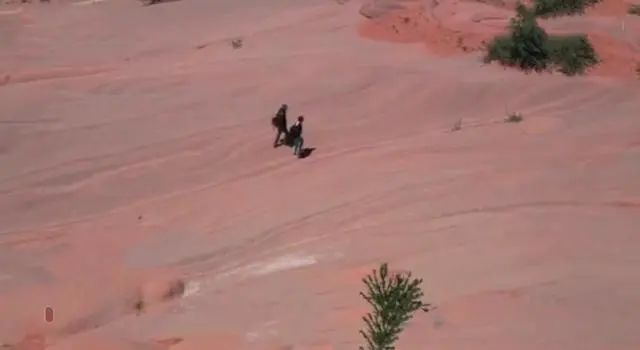 丹霞地貌|一脚“亿年”!百万粉丝博主竟随意踩踏...网友大怒!警方介入