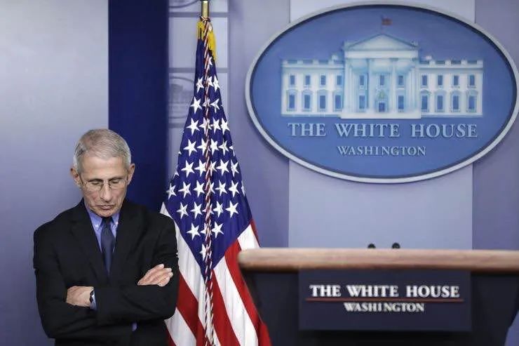 参考消息|美国单日新增确诊超6万例 特朗普还在和福奇“唱反调”