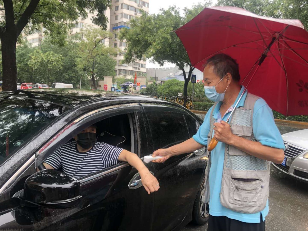 坚守在岗位|他们在雨中守护社区防疫一线