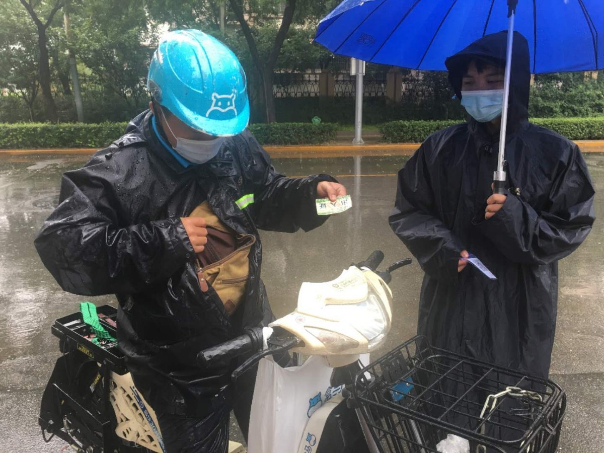 坚守在岗位|他们在雨中守护社区防疫一线