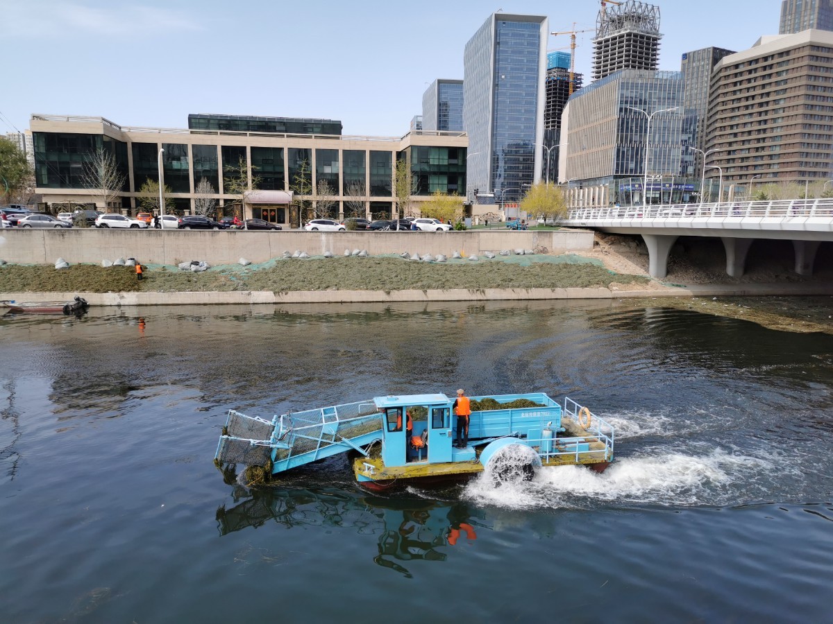 水生态|对付水草，割草船上新了