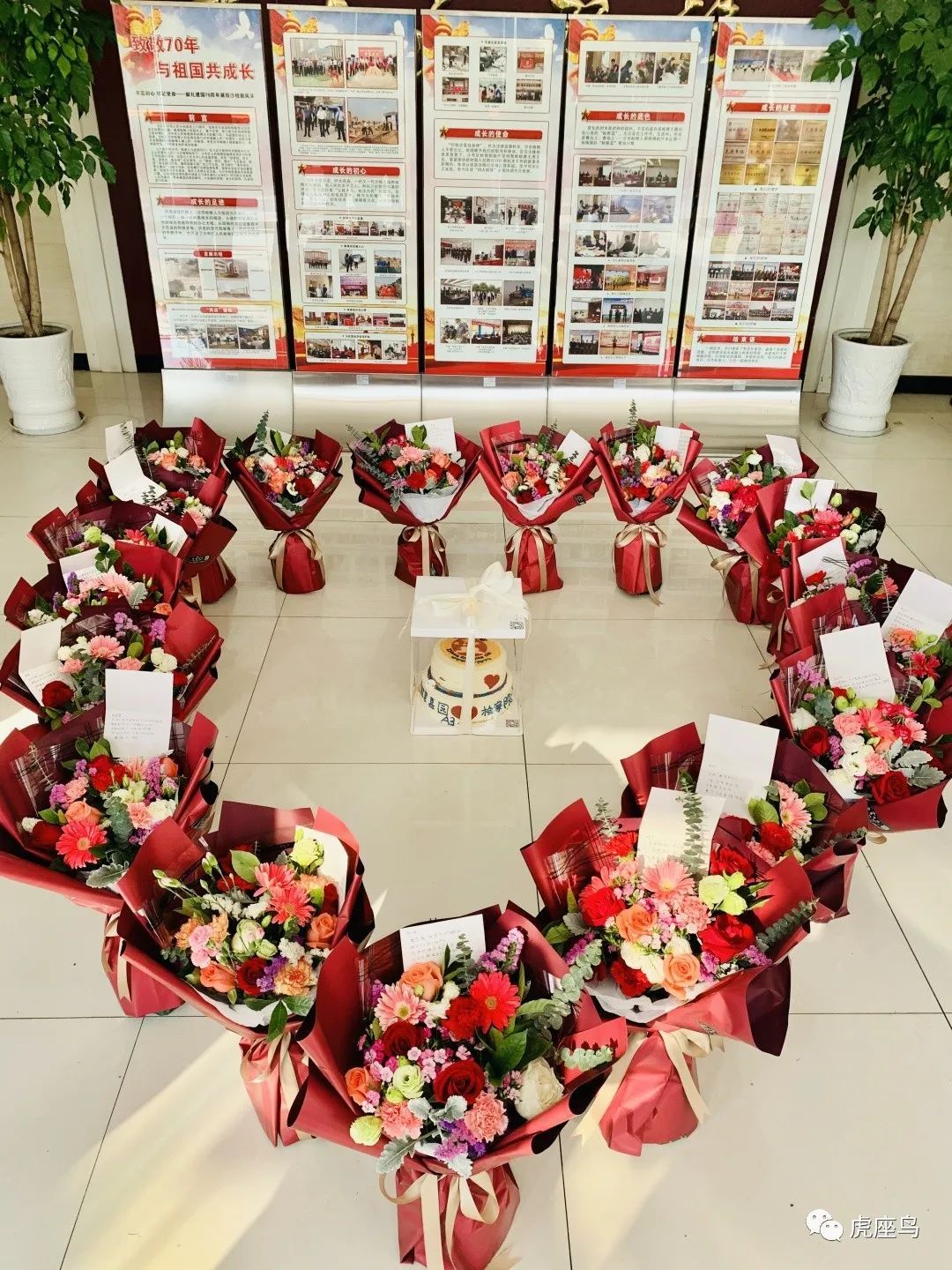 摆出一个心形图案19束鲜花与一个双层大蛋糕出现了温馨的一幕沙市区