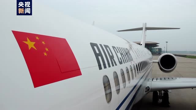 国产arj21700飞机载国旗飞上蓝天为中国制造点赞
