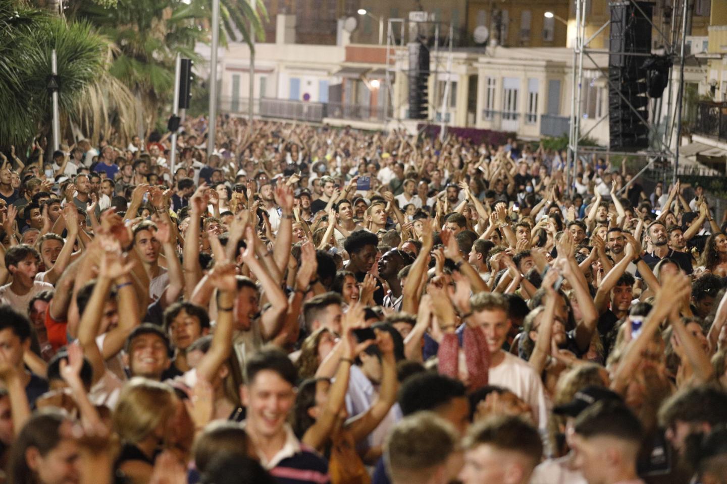 蹦迪▲法国5000人毫无防护街头蹦迪 网友：疯了吗