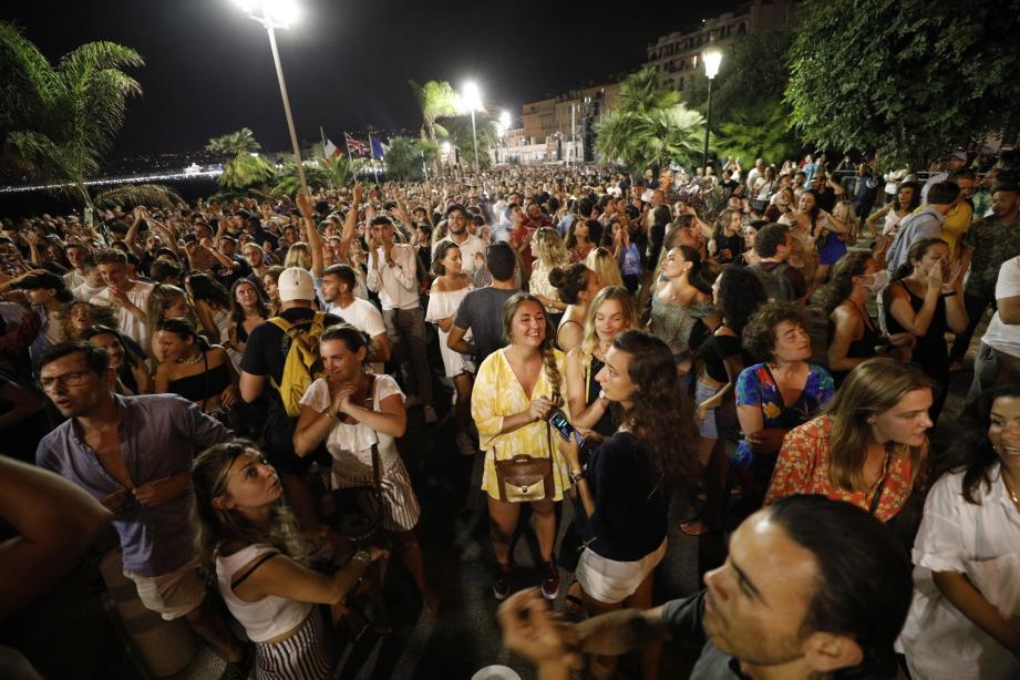 蹦迪▲法国5000人毫无防护街头蹦迪 网友：疯了吗