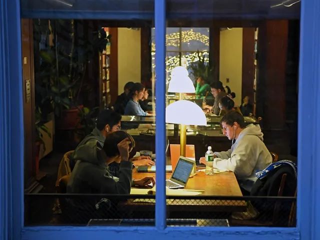 大学|当疫情不存在？特朗普强令秋季大学重启，留学生懵了，大学怒了！