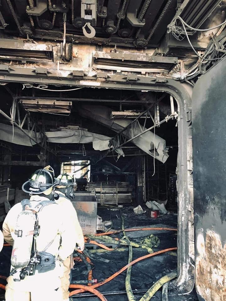 两栖攻击舰|美军两栖攻击舰被烧惨状曝光:舱内一片焦黑,舰岛顶部出现大洞