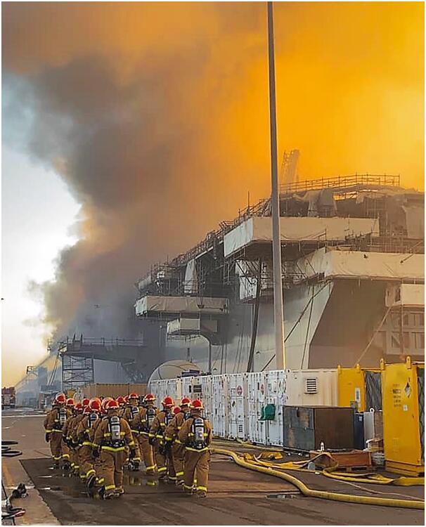 国际|美国军舰还在烧,慌忙逃生的水兵“只剩下一身衣服”,民众自发捐款......