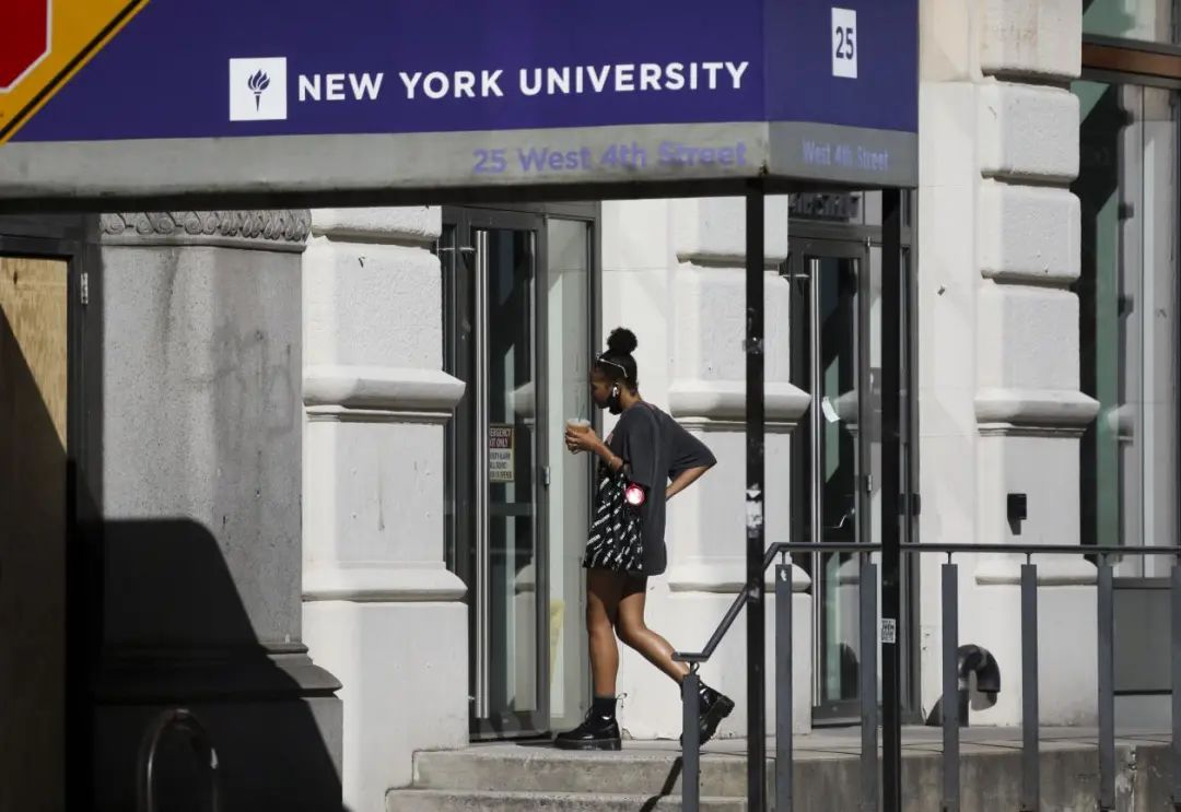 每日经济新闻|罕见逆转！200所大学施压，谷歌、脸书和推特纷纷声援，特朗普政府取消留学生签证限制