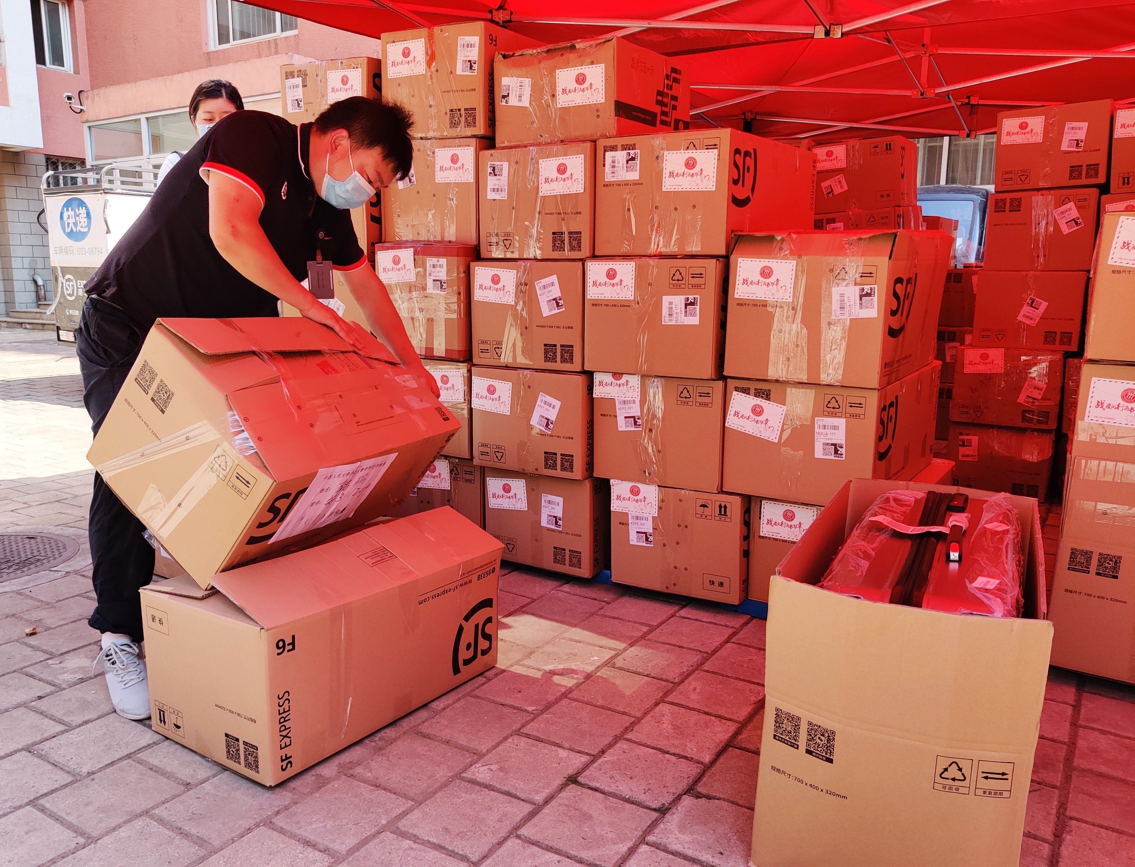 大学|高校毕业“寄”:教授变身主播、搬运工