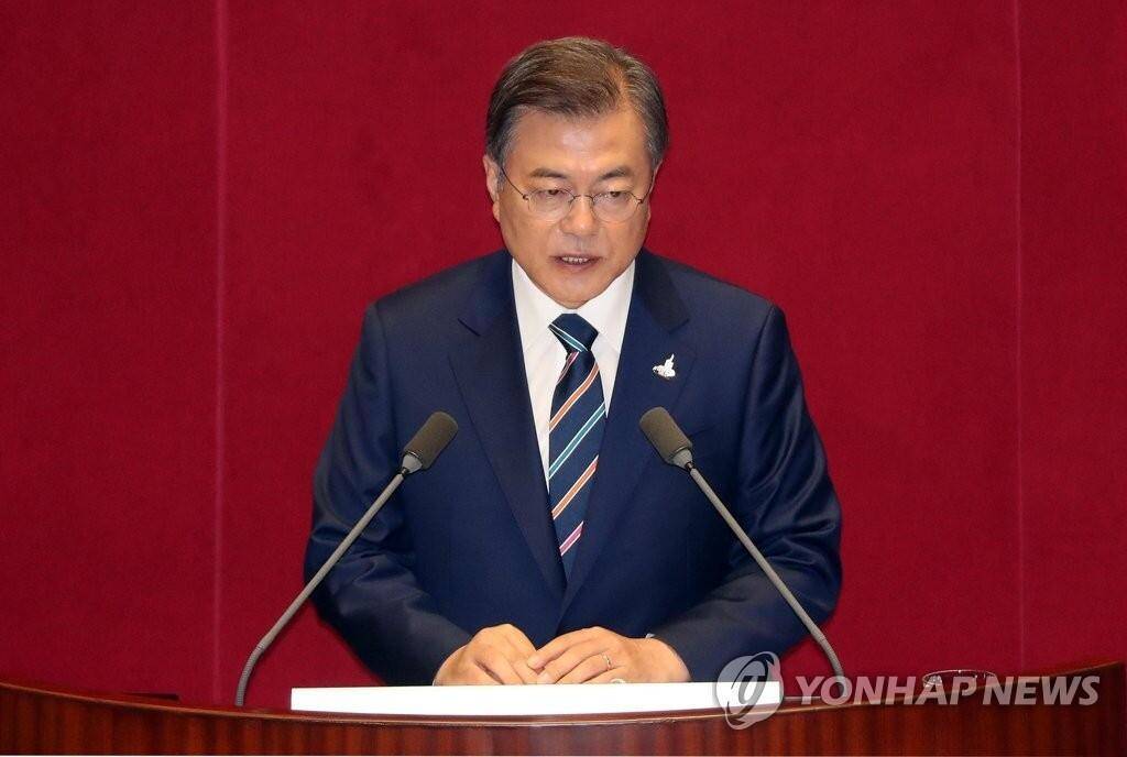 环球网|男子在国会大楼前向文在寅扔鞋被警察带走,称“让他感受侮辱感和耻辱感”