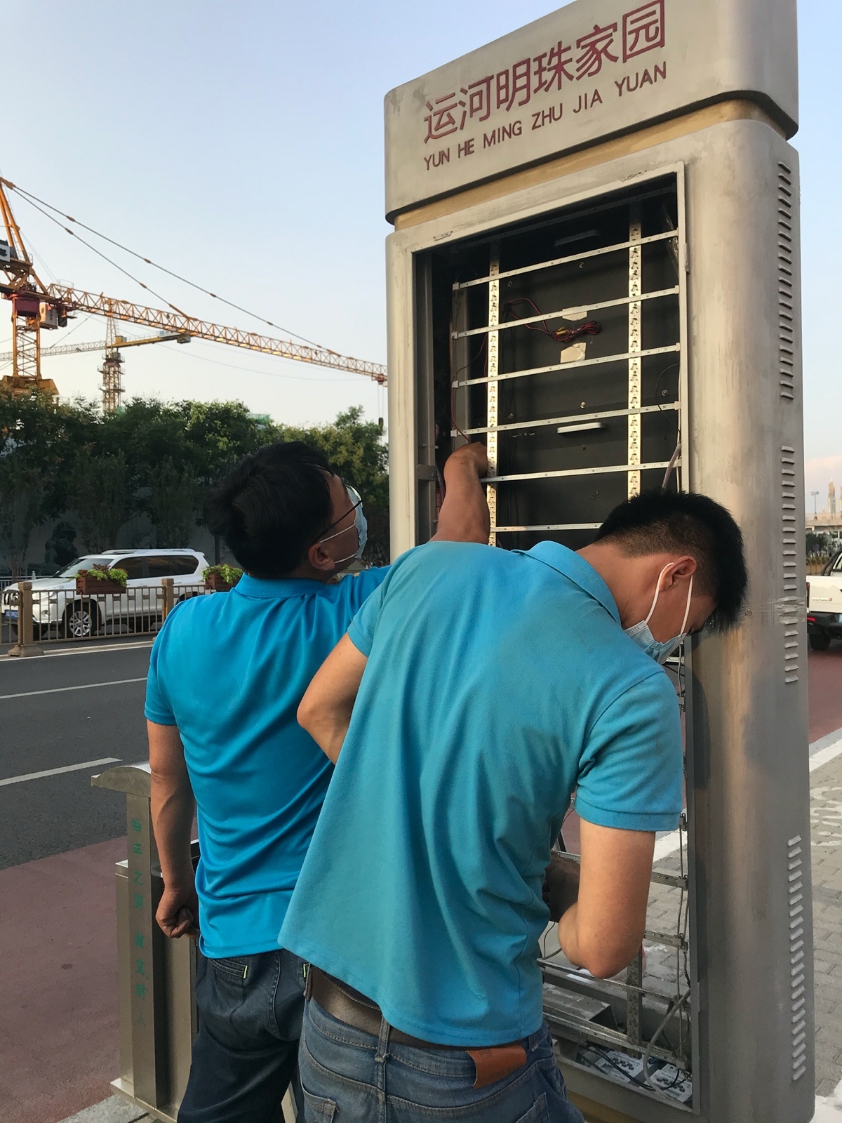 社会|这些公交站牌的信息查询触摸屏亮了，但为啥还不能用？