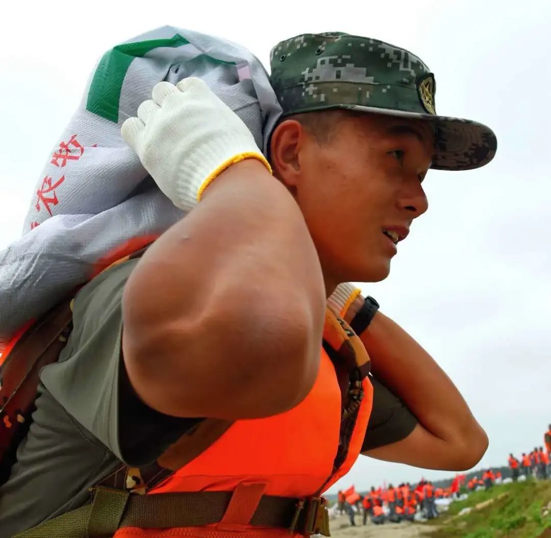 中国军情|“00后”的肩膀,扛得住!