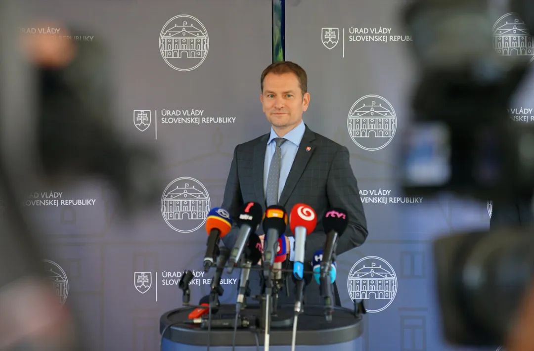 参考消息|该国总理因毕业论文抄袭道歉……