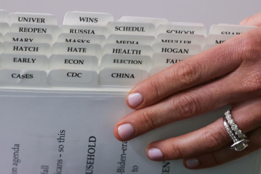 央视新闻|白宫新闻秘书“发言小抄”曝光 外媒：借此玩“政治柔道”