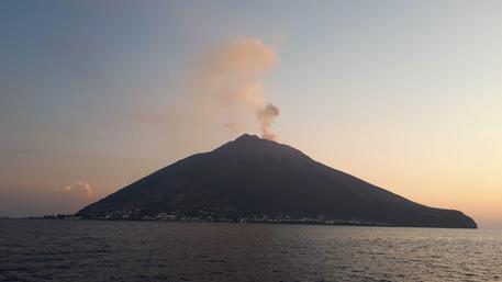 火山|?意大利斯特龙博利火山今日清晨剧烈喷发两次