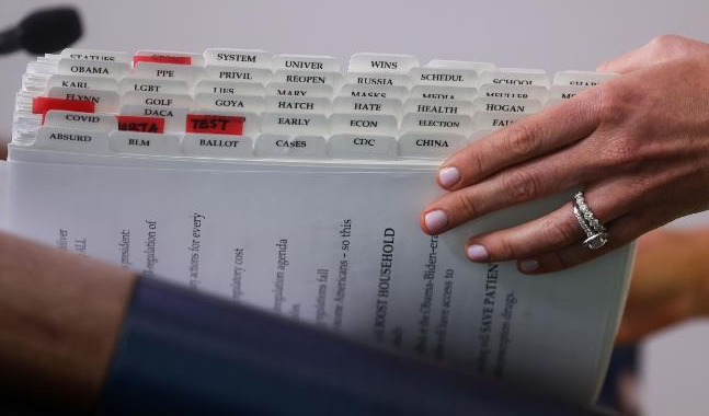 特朗普|她的神秘文件夹，一眼看到“CHINA”