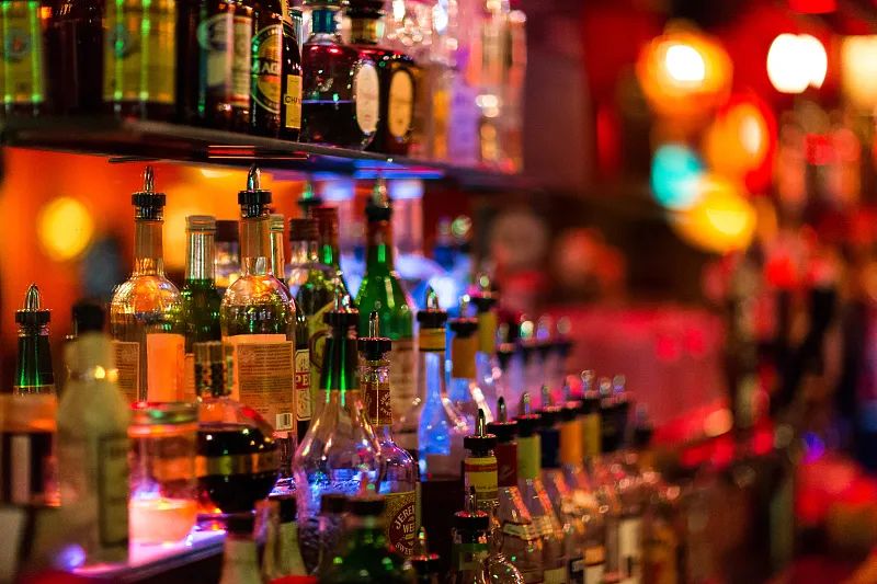 国际|为了确保社交距离，英国一酒吧居然想出了这招