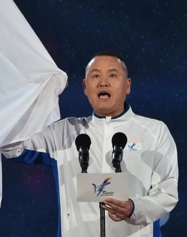 徐国义|纪念|还没来得及补办婚礼的徐国义,泳池就是他一生的浪漫