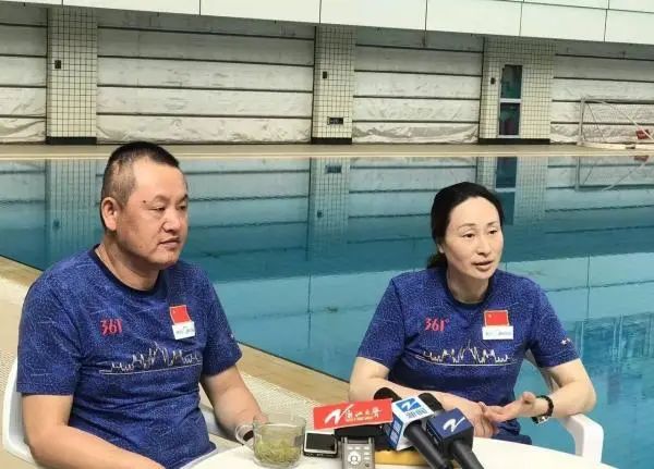 徐国义|纪念|还没来得及补办婚礼的徐国义,泳池就是他一生的浪漫