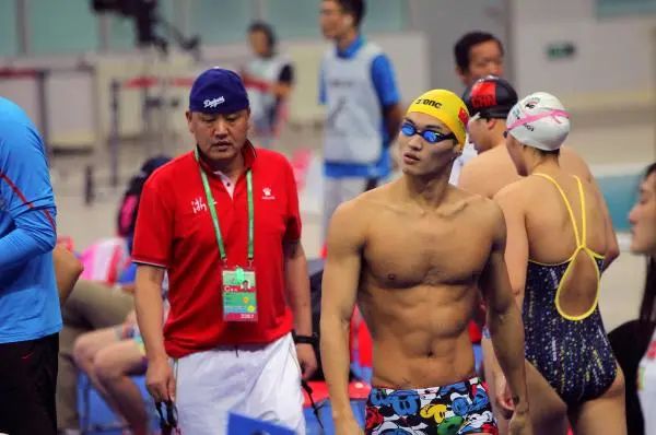 徐国义|纪念|还没来得及补办婚礼的徐国义,泳池就是他一生的浪漫