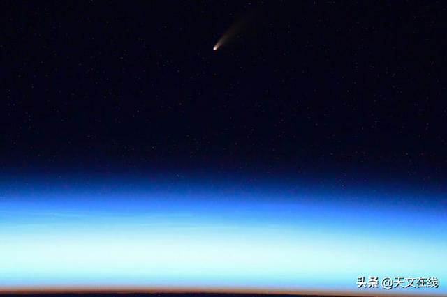天文|新智彗星闪耀于国际空间站的惊艳照片