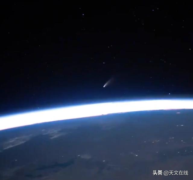 天文|新智彗星闪耀于国际空间站的惊艳照片