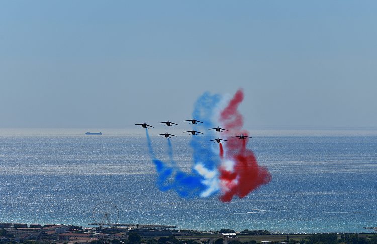 环球网|法国空军表演队向医护人员致敬