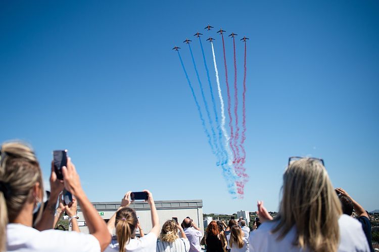 环球网|法国空军表演队向医护人员致敬