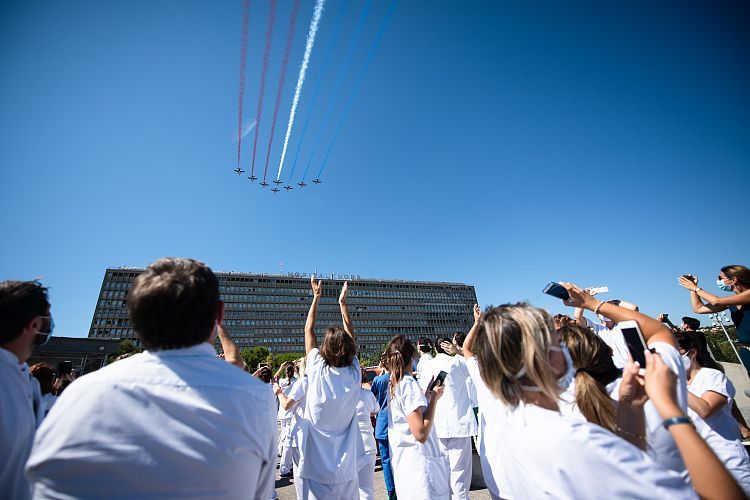 环球网|法国空军表演队向医护人员致敬
