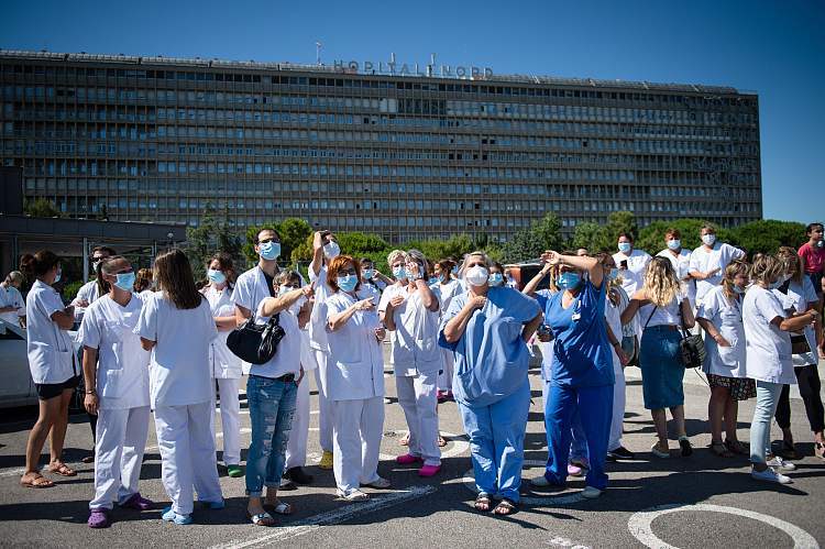 环球网|法国空军表演队向医护人员致敬