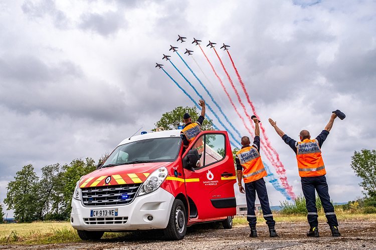 环球网|法国空军表演队向医护人员致敬