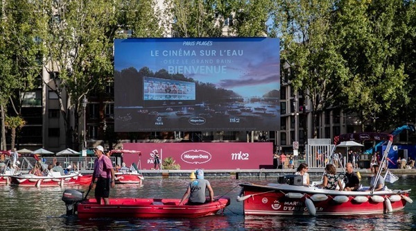 新华网|法国巴黎现“水上电影院” 市民乘船观看露天电影