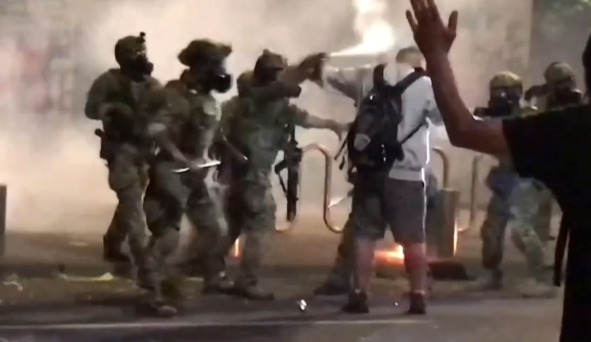 戴维|波特兰街头可怕一幕：美国老兵质问联邦警员 结果被打断了手