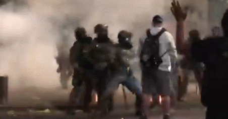 戴维|波特兰街头可怕一幕：美国老兵质问联邦警员 结果被打断了手