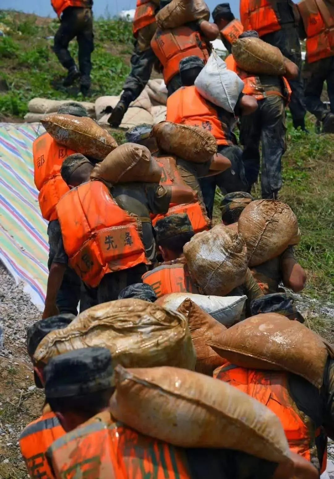 57张抗洪图,没有一个标题能承载勇士的付出!