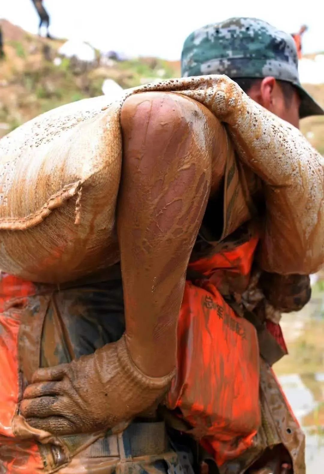 抗洪|57张抗洪图，没有一个标题能承载勇士的付出！