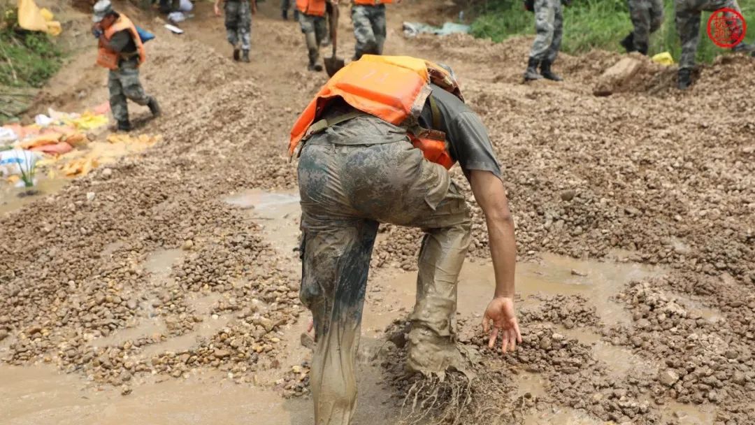 抗洪|57张抗洪图，没有一个标题能承载勇士的付出！