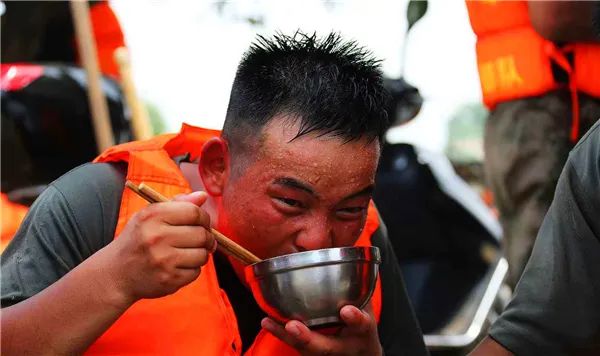 抗洪|57张抗洪图，没有一个标题能承载勇士的付出！